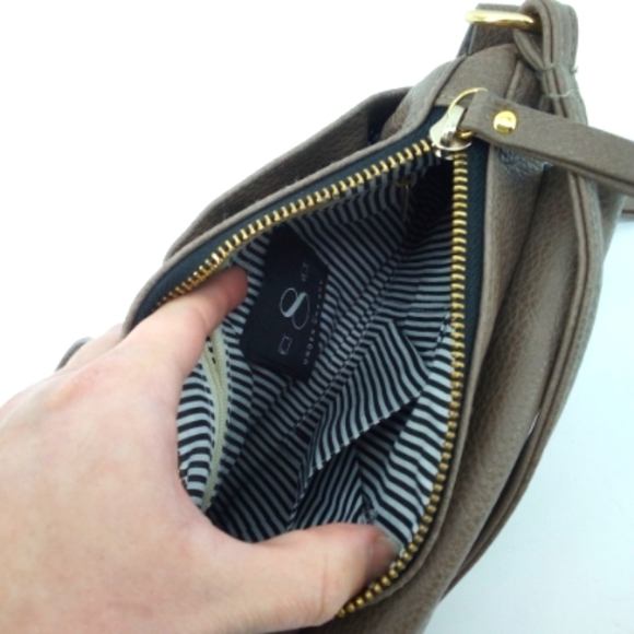 Ei8ht by Under One Sky Vegan Tan Striped Interior Tassel Small Crossbody Bag - Picture 4 of 12